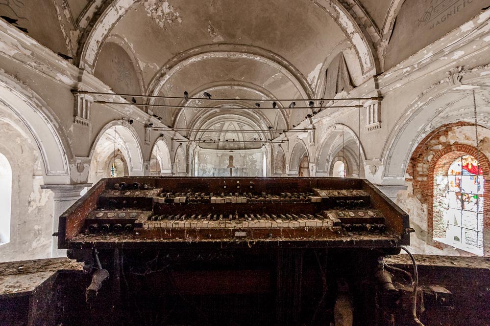 orgel in église SV, een leegstaande
            verlaten kerk en bekende urbex locatie